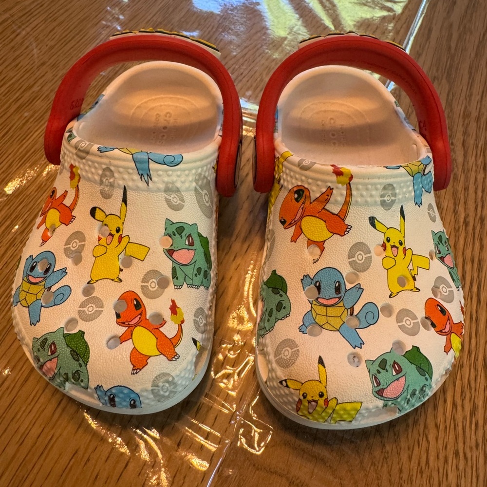 Crocs Unisex-Child Classic Pokémon Clogs Sz 4 Toddler White Pikachu, Squirtle